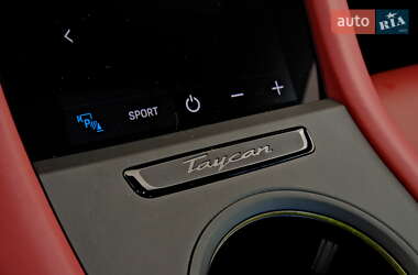 Седан Porsche Taycan 2022 в 