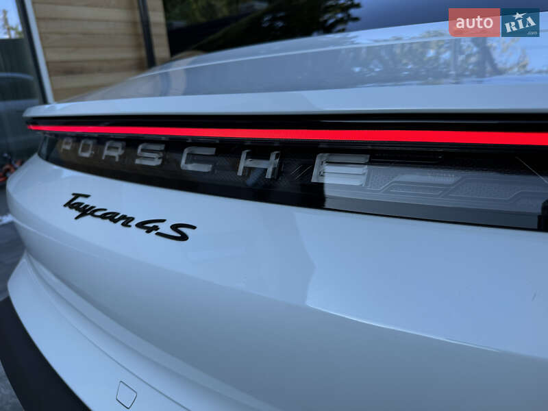 Седан Porsche Taycan 2020 в Виннице