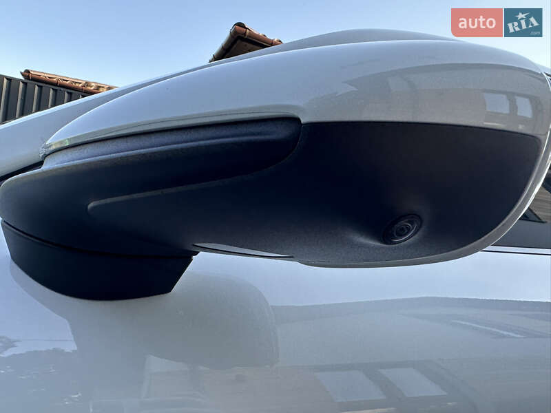 Седан Porsche Taycan 2020 в Виннице