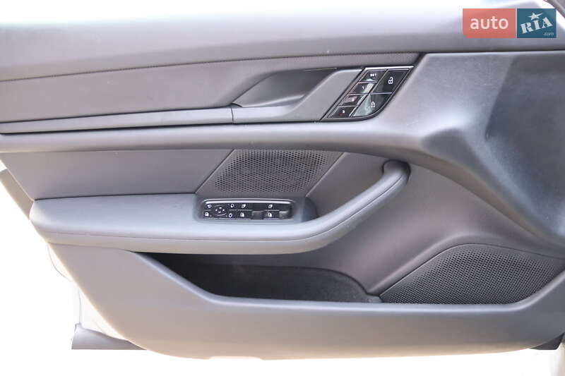 Седан Porsche Taycan 2021 в Львове