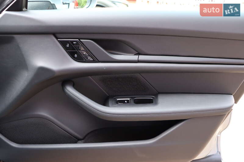 Седан Porsche Taycan 2021 в Львове