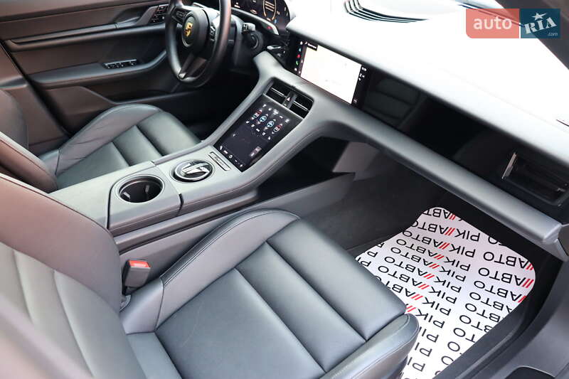 Седан Porsche Taycan 2021 в Львове