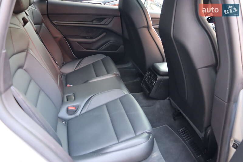 Седан Porsche Taycan 2021 в Львове