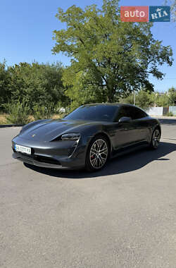 Седан Porsche Taycan 2020 в 