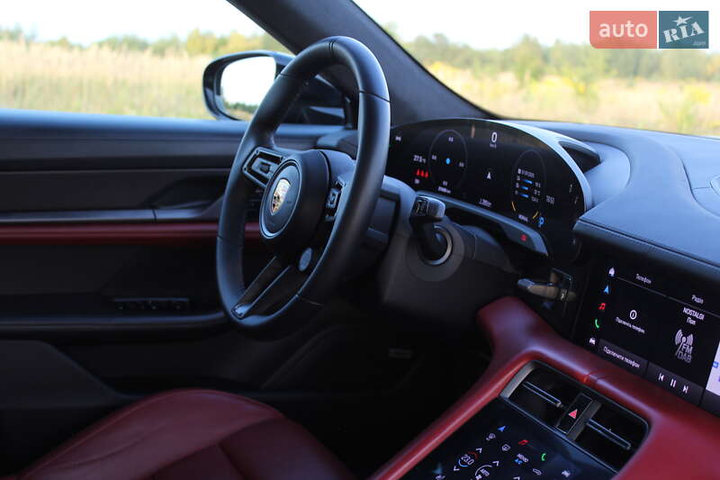Седан Porsche Taycan 2021 в Києві