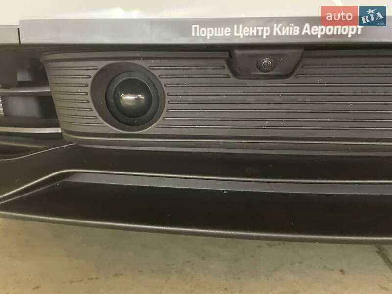 Седан Porsche Taycan 2023 в Киеве