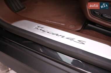 Седан Porsche Taycan 2020 в 