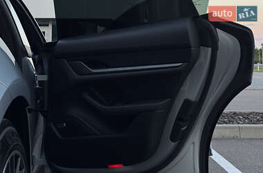 Седан Porsche Taycan 2021 в Киеве