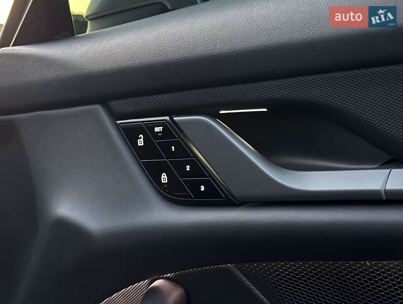 Седан Porsche Taycan 2021 в Киеве фото 46 Седан Porsche Taycan 2021 в Киеве