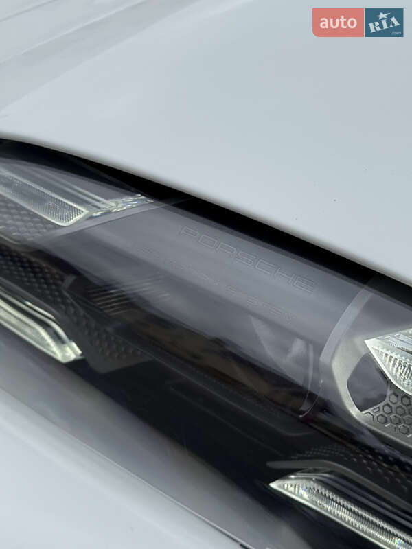 Седан Porsche Taycan 2020 в Луцке