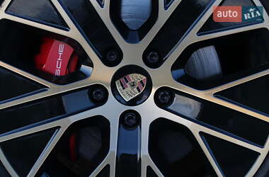 Седан Porsche Taycan 2020 в 
