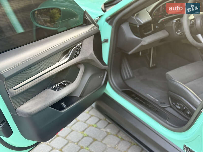 Седан Porsche Taycan 2023 в Львове