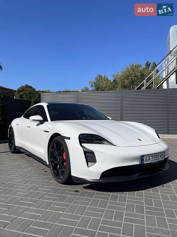 Седан Porsche Taycan 2023 в 