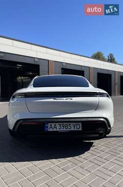 Седан Porsche Taycan 2023 в 