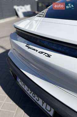 Седан Porsche Taycan 2023 в 
