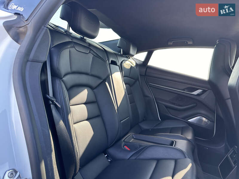 Седан Porsche Taycan 2020 в Києві