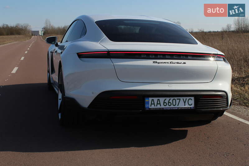 Седан Porsche Taycan 2020 в Києві