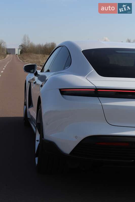 Седан Porsche Taycan 2020 в Києві