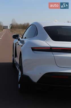 Седан Porsche Taycan 2020 в 
