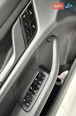 Седан Porsche Taycan 2021 в 