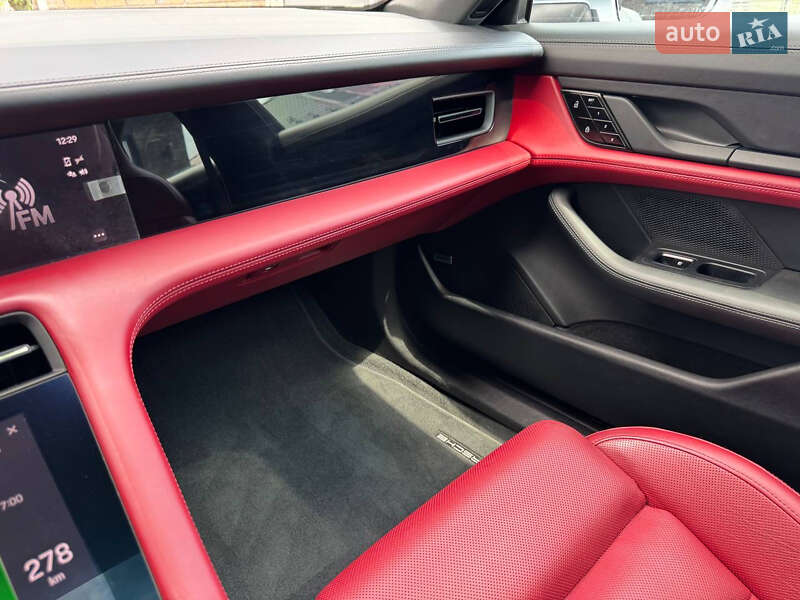 Седан Porsche Taycan 2021 в Луцьку