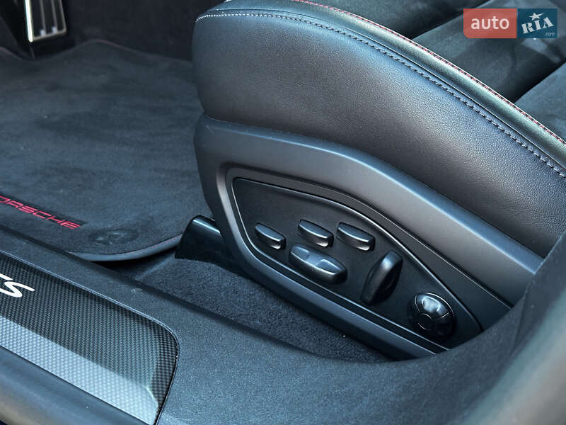 Седан Porsche Taycan 2023 в Одесі