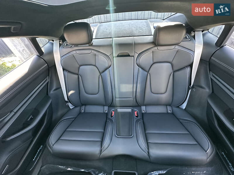Седан Porsche Taycan 2022 в Киеве