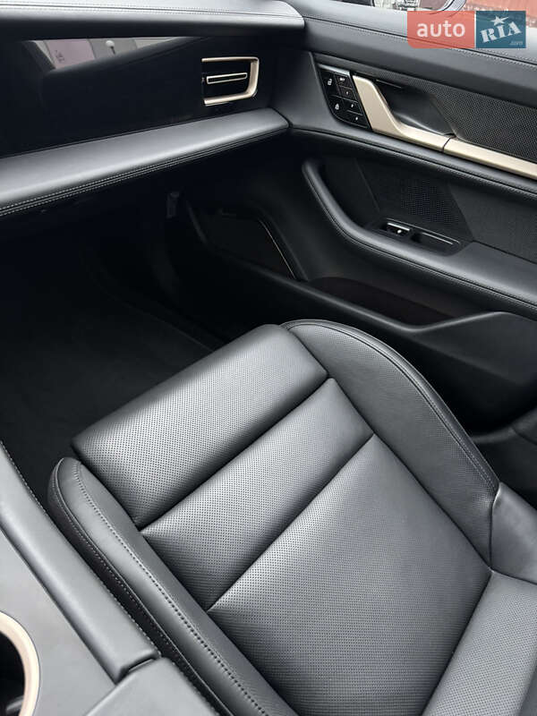 Седан Porsche Taycan 2020 в Києві