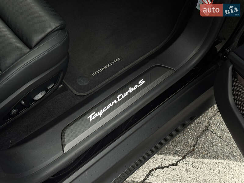 Седан Porsche Taycan 2020 в Києві