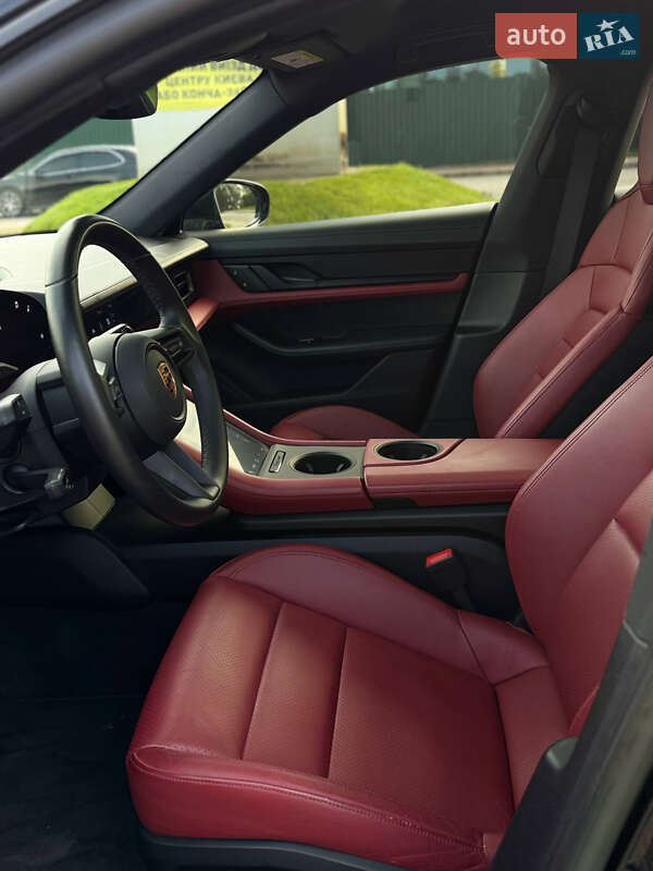 Седан Porsche Taycan 2021 в Киеве