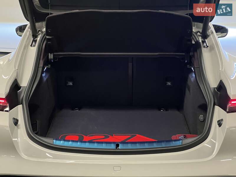 Седан Porsche Taycan 2023 в Киеве