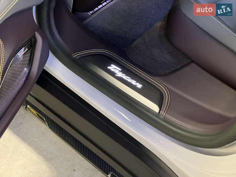 Седан Porsche Taycan 2023 в Киеве