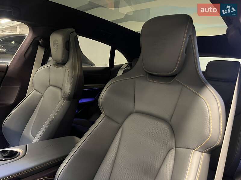 Седан Porsche Taycan 2023 в Киеве