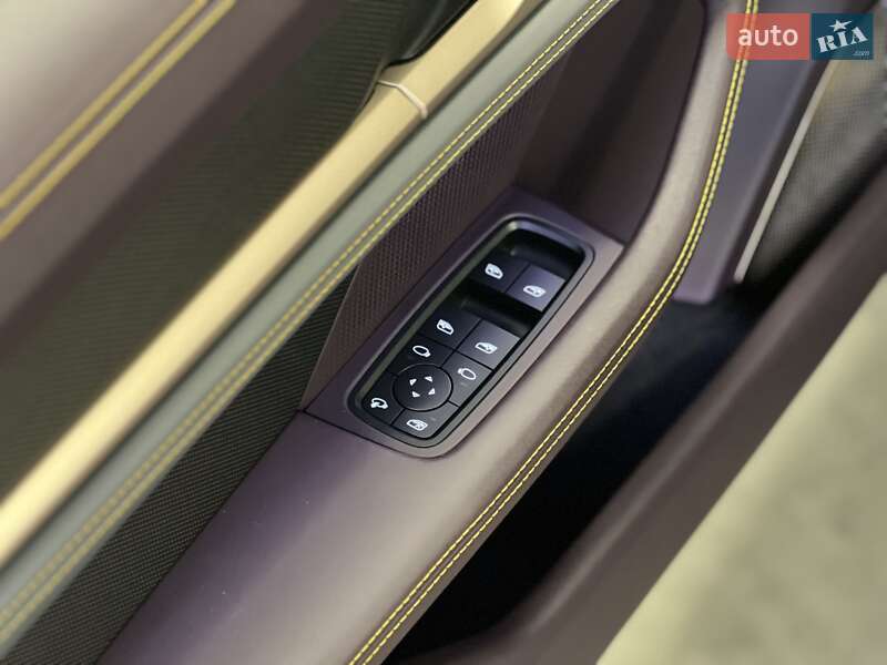 Седан Porsche Taycan 2023 в Киеве