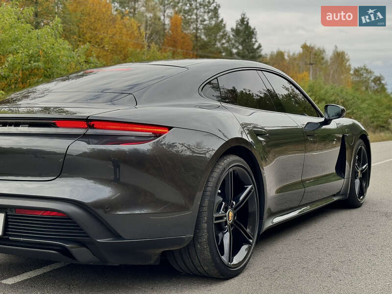 Седан Porsche Taycan 2020 в Києві