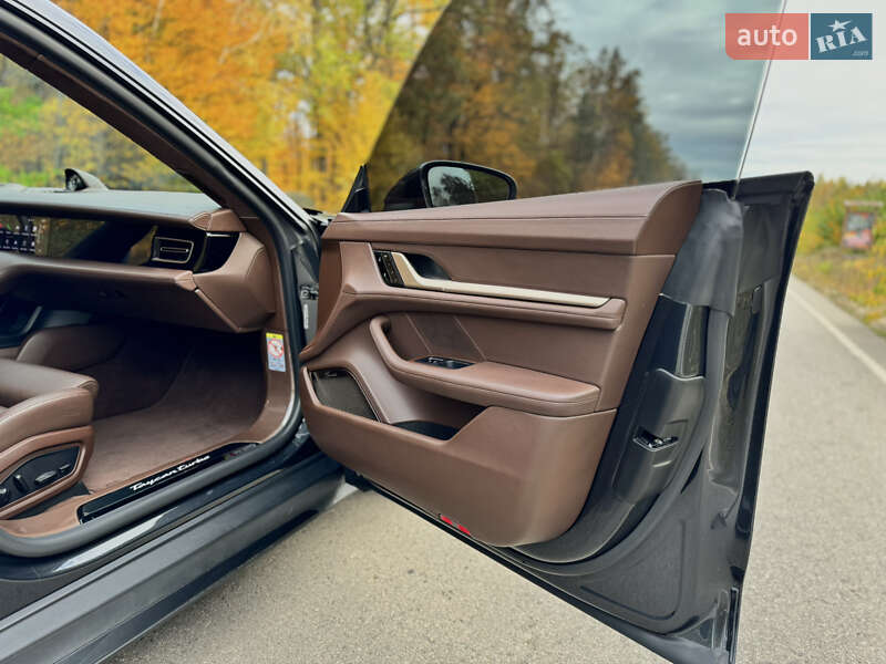 Седан Porsche Taycan 2020 в Києві