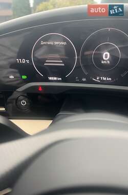 Седан Porsche Taycan 2023 в 