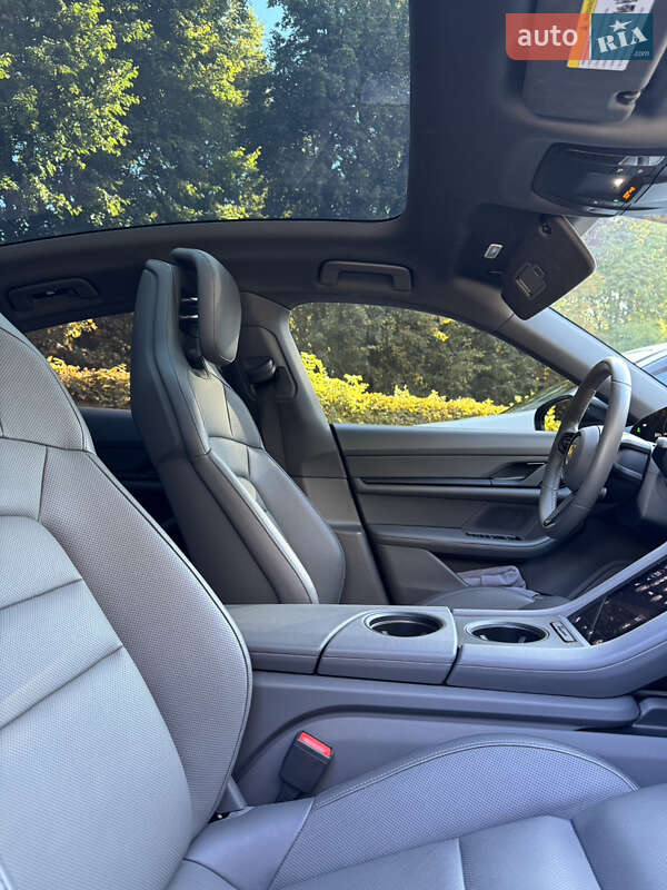 Седан Porsche Taycan 2020 в Киеве