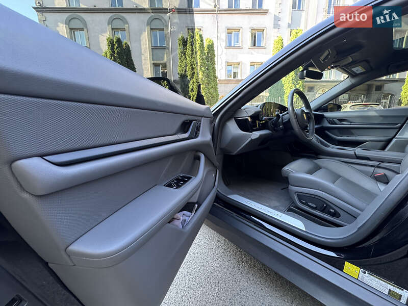 Седан Porsche Taycan 2020 в Киеве