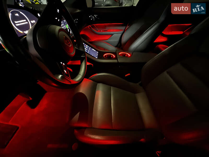 Седан Porsche Taycan 2020 в Киеве