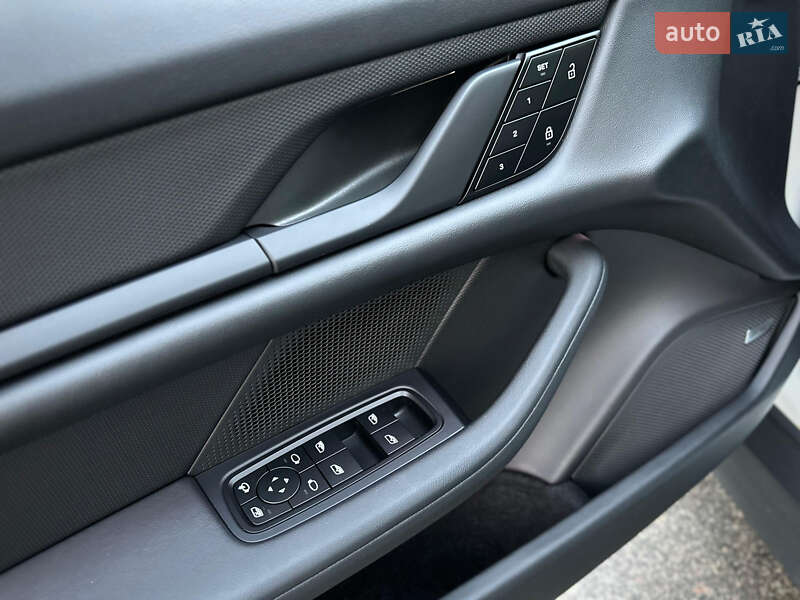 Седан Porsche Taycan 2023 в Киеве фото 44 Седан Porsche Taycan 2023 в Киеве