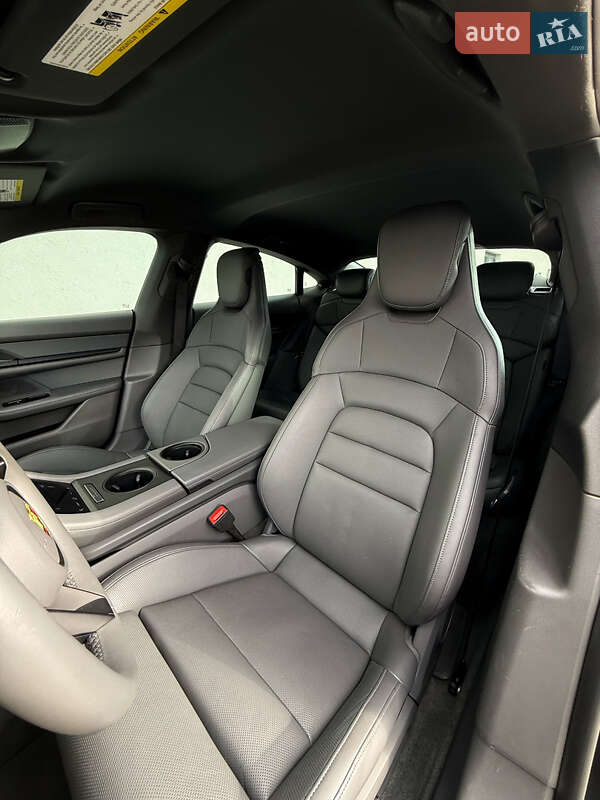 Седан Porsche Taycan 2022 в Луцке