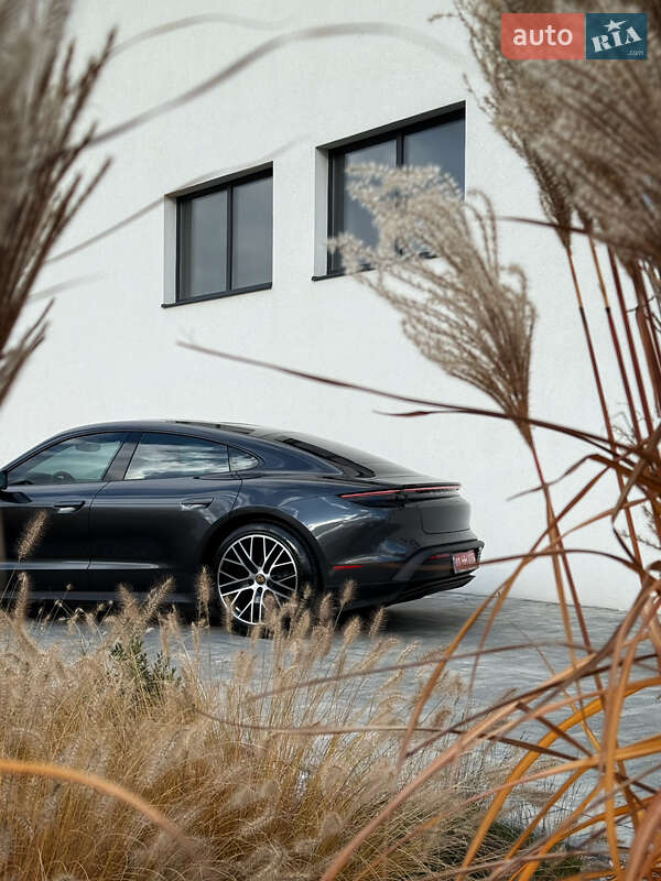 Седан Porsche Taycan 2022 в Луцке