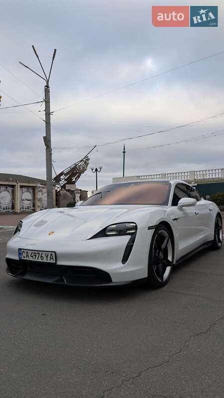 Седан Porsche Taycan 2020 в Киеве