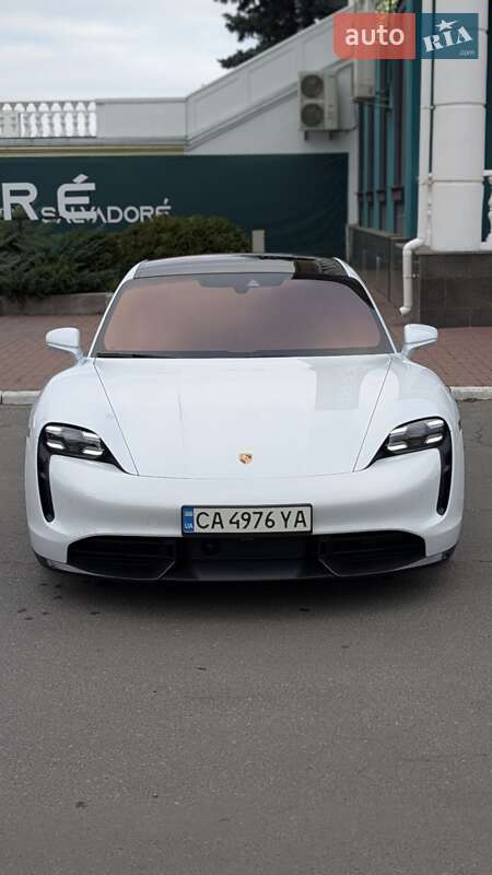 Седан Porsche Taycan 2020 в Киеве