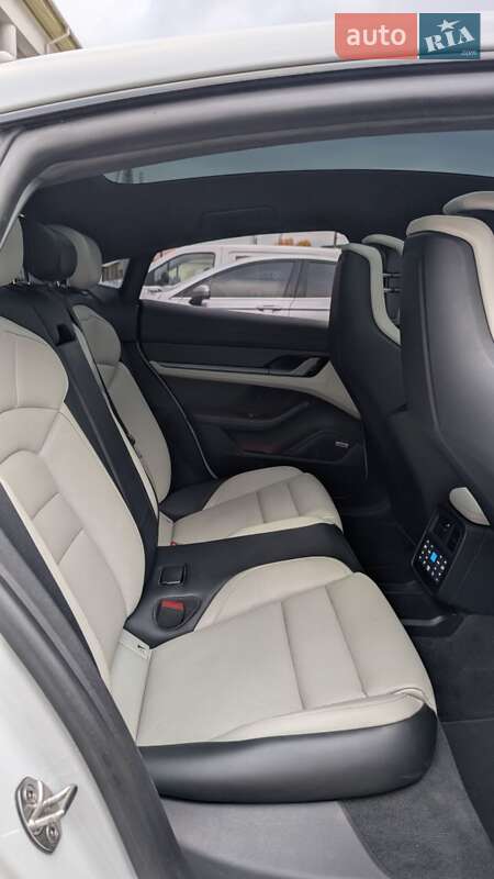 Седан Porsche Taycan 2020 в Киеве