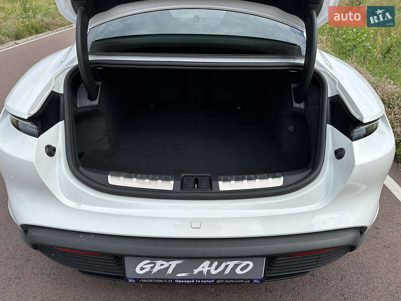 Седан Porsche Taycan 2025 в Киеве