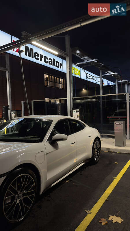 Седан Porsche Taycan 2020 в Ужгороде