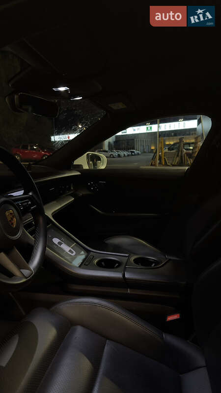 Седан Porsche Taycan 2020 в Ужгороде