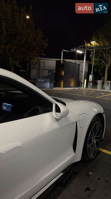 Седан Porsche Taycan 2020 в Ужгороде
